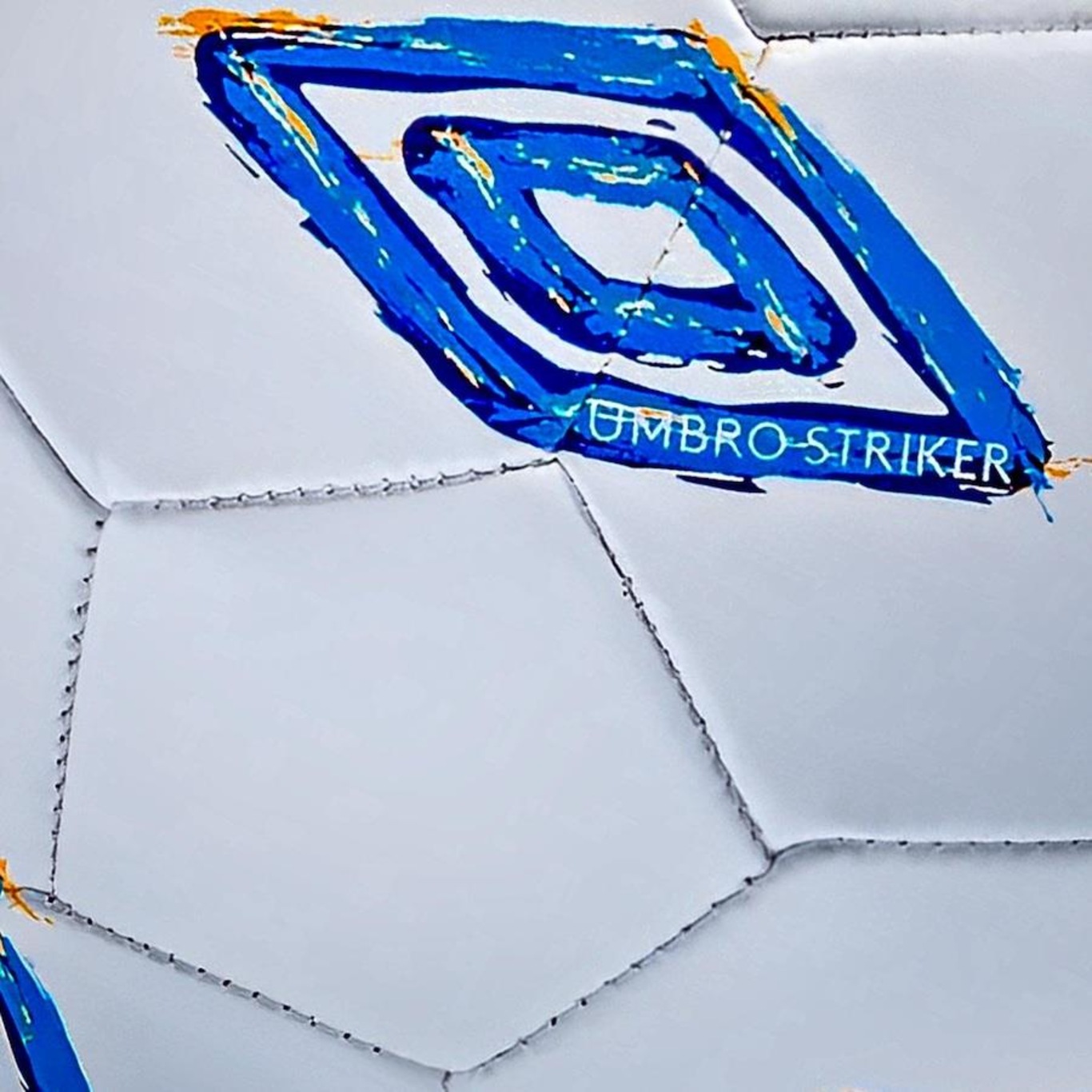 Bola de Futsal Umbro Striker - Foto 4