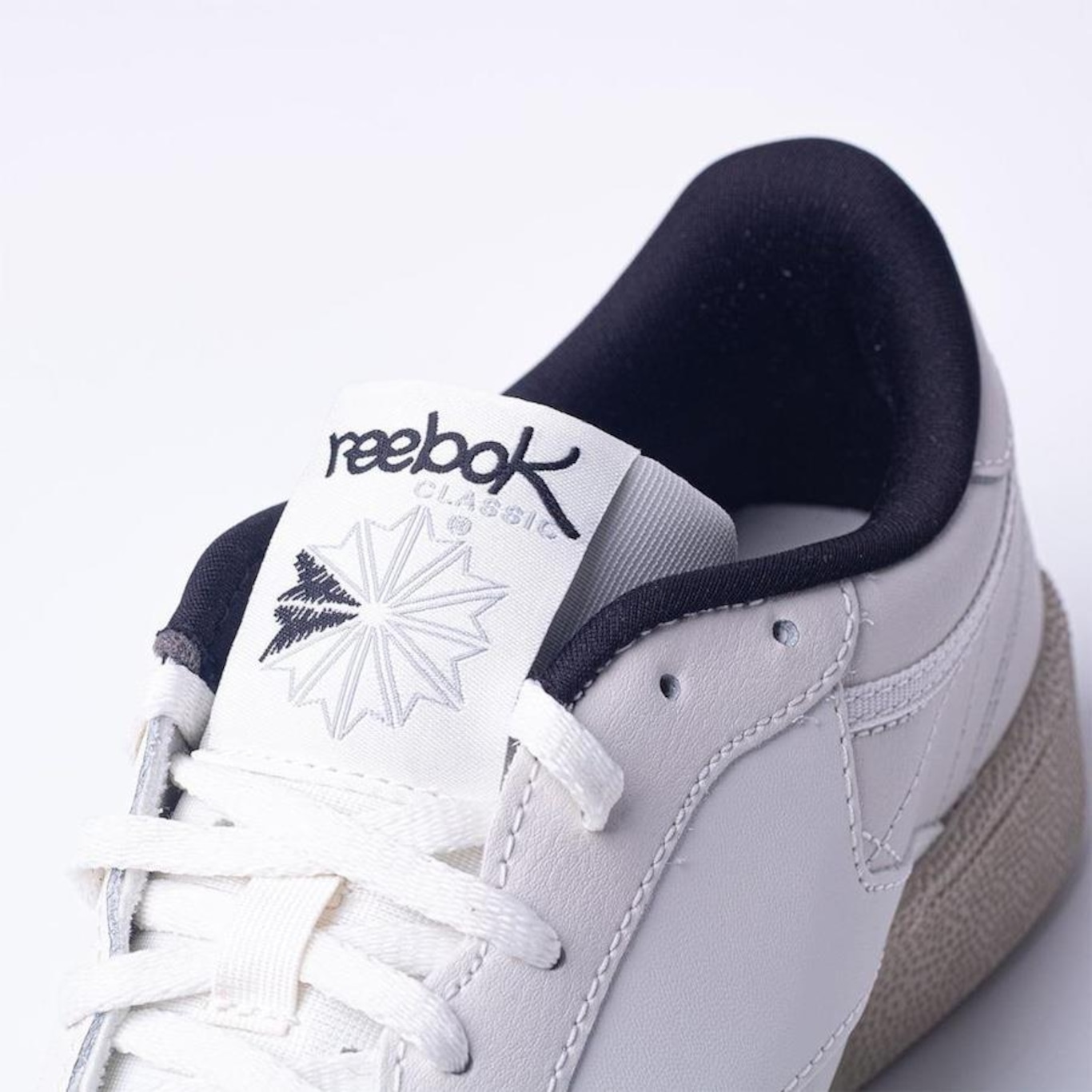 Tênis Reebok Club C 85 - Unissex - Foto 4