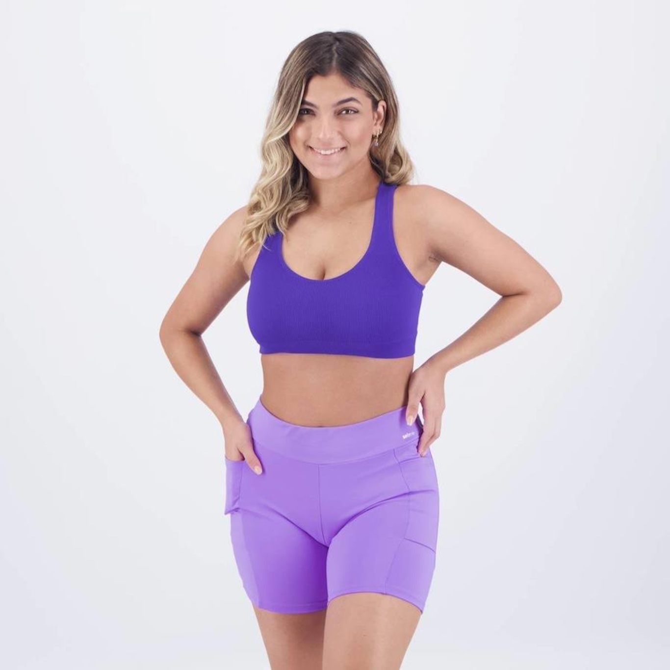 Conjunto Selene: Top Fitness Canelado sem Costura + Shorts com Bolso - Feminino - Foto 2