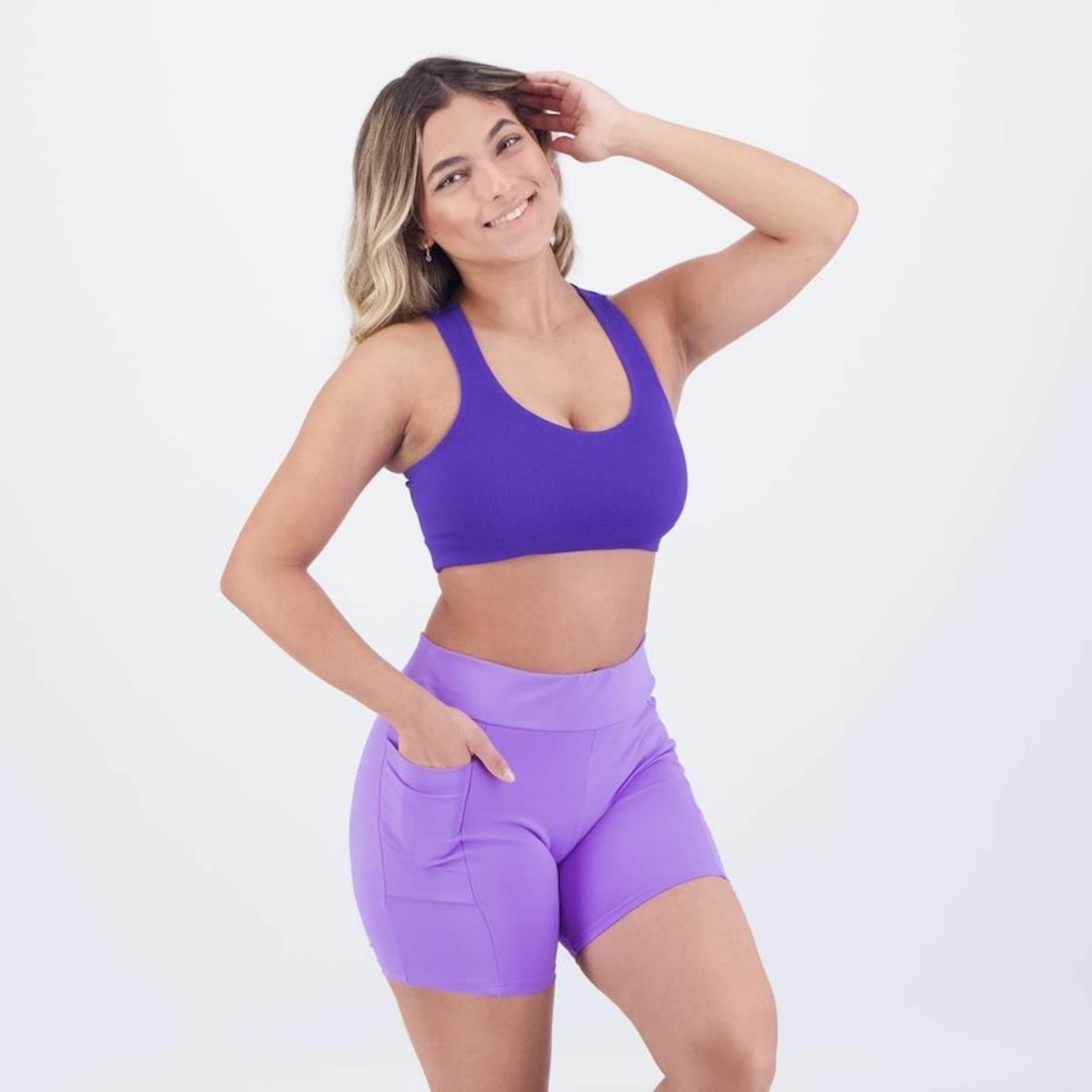 Conjunto Selene: Top Fitness Canelado sem Costura + Shorts com Bolso - Feminino - Foto 3