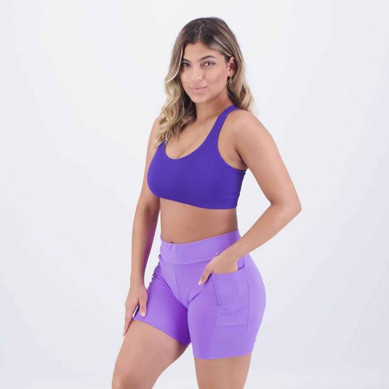 Conjunto Selene: Top Fitness Canelado sem Costura + Shorts com Bolso - Feminino - Foto 4