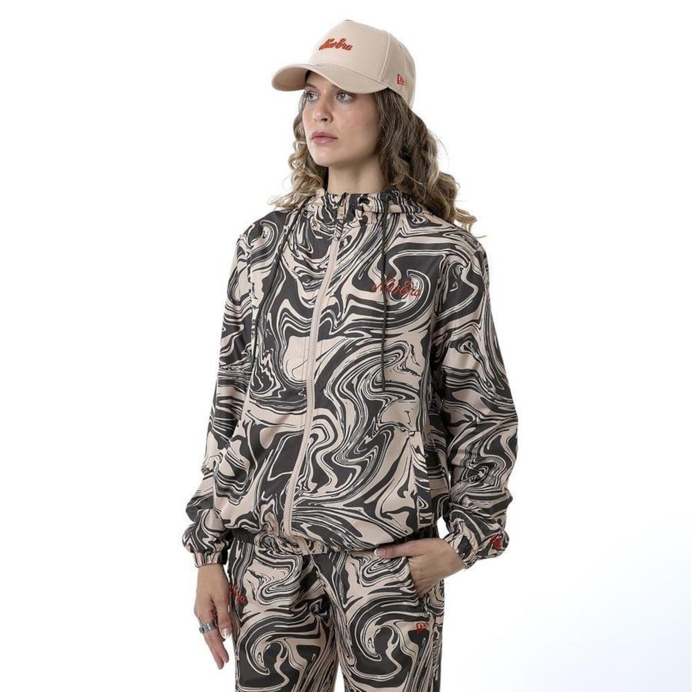 Jaqueta New Era Corta Vento Windbreaker All Camo - Feminina - Foto 4