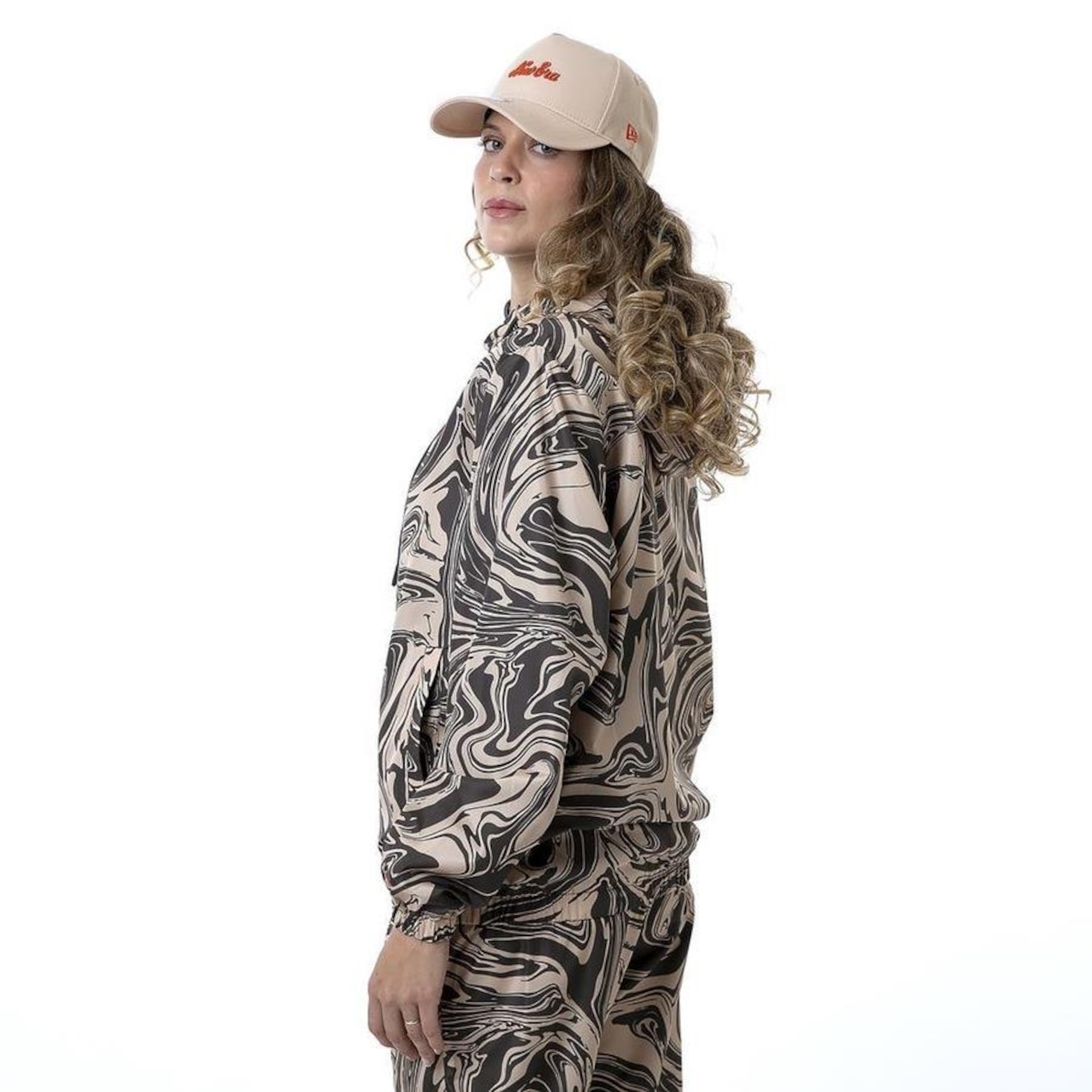 Jaqueta New Era Corta Vento Windbreaker All Camo - Feminina - Foto 5