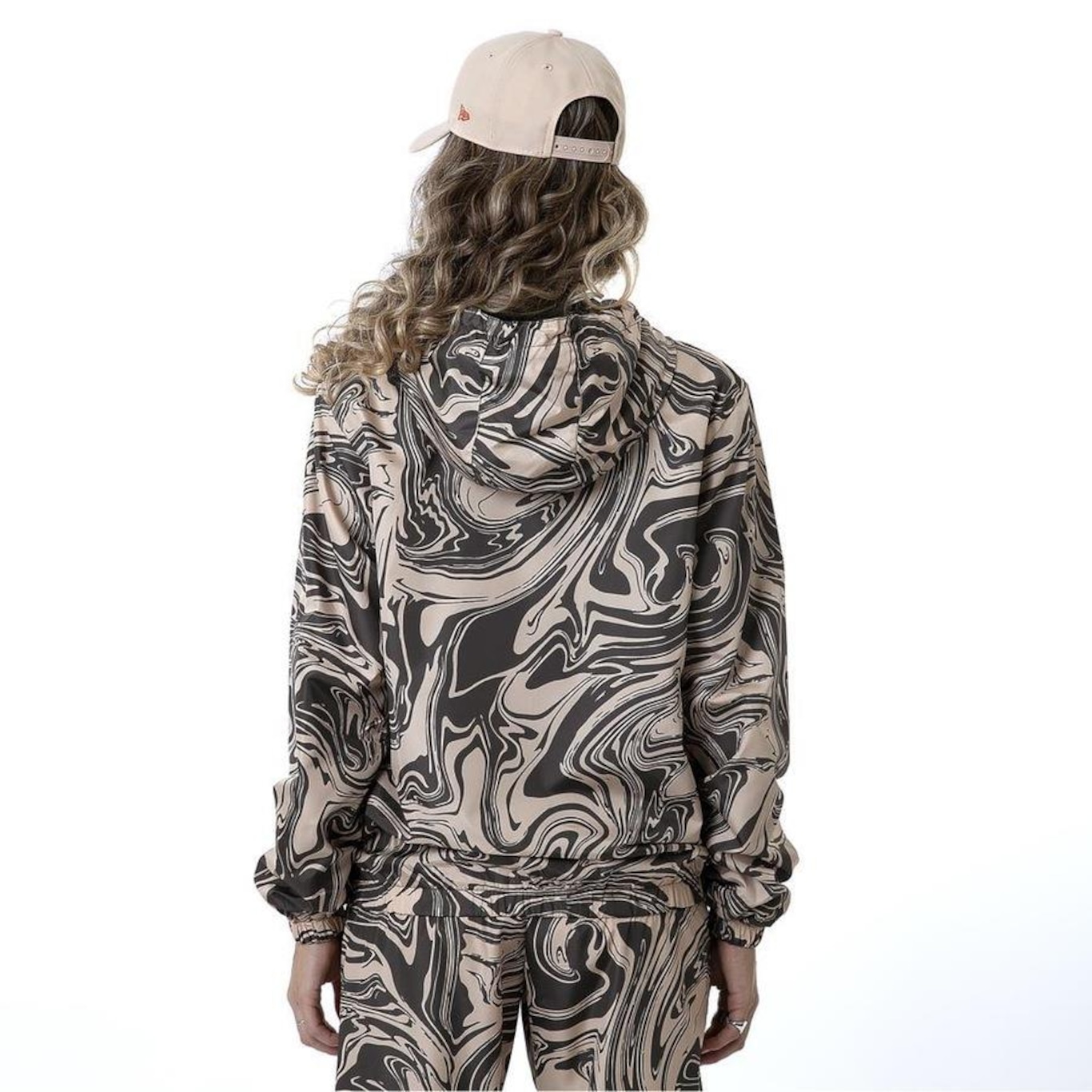 Jaqueta New Era Corta Vento Windbreaker All Camo - Feminina - Foto 6