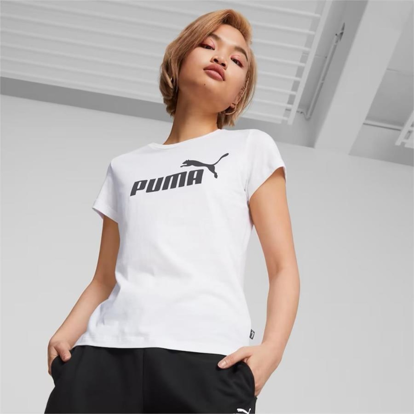 Camiseta Puma Essentials Logo Tee - Feminina - Foto 3