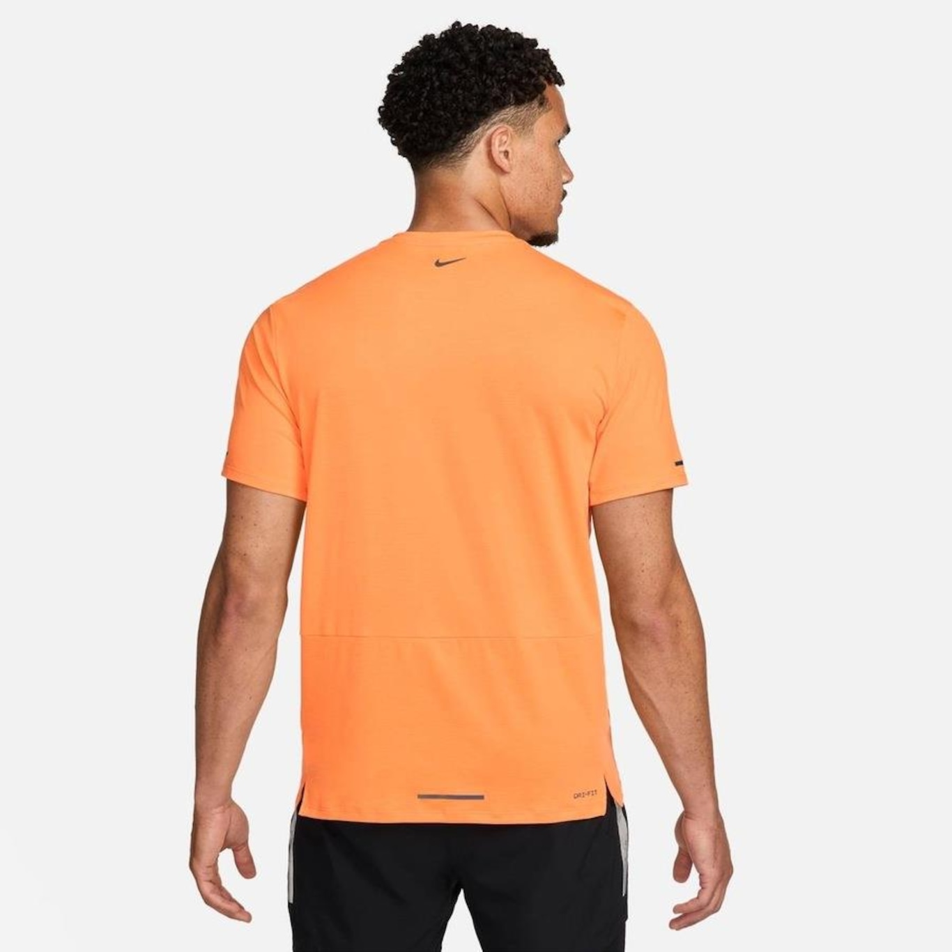 Camiseta Nike Dri-Fit Rise 365 - Masculina - Foto 2