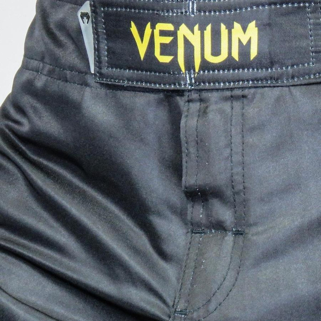 Shorts Venum Fight Lazer - Unissex - Foto 4