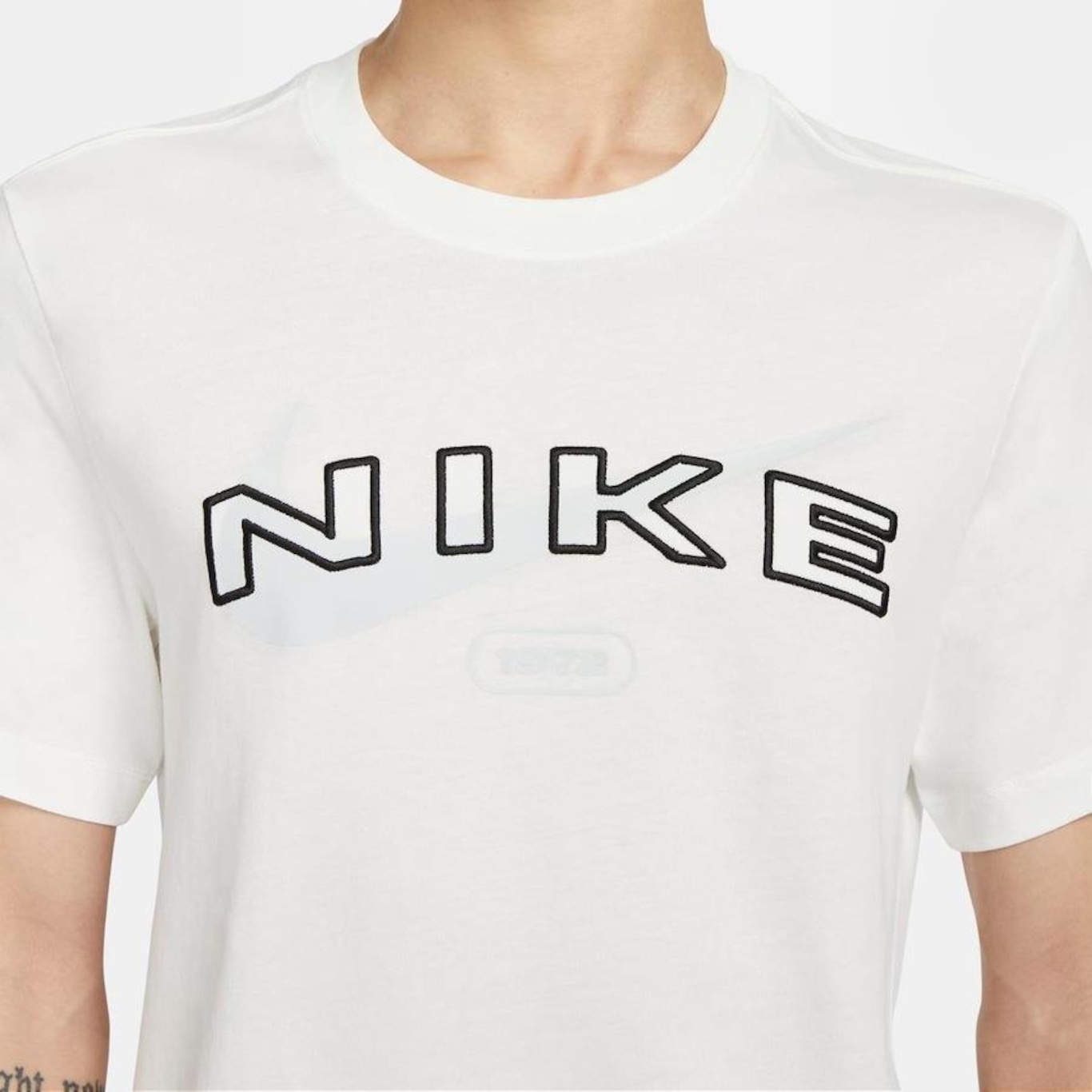 Camiseta Nike Sportswear - Masculina - Foto 4