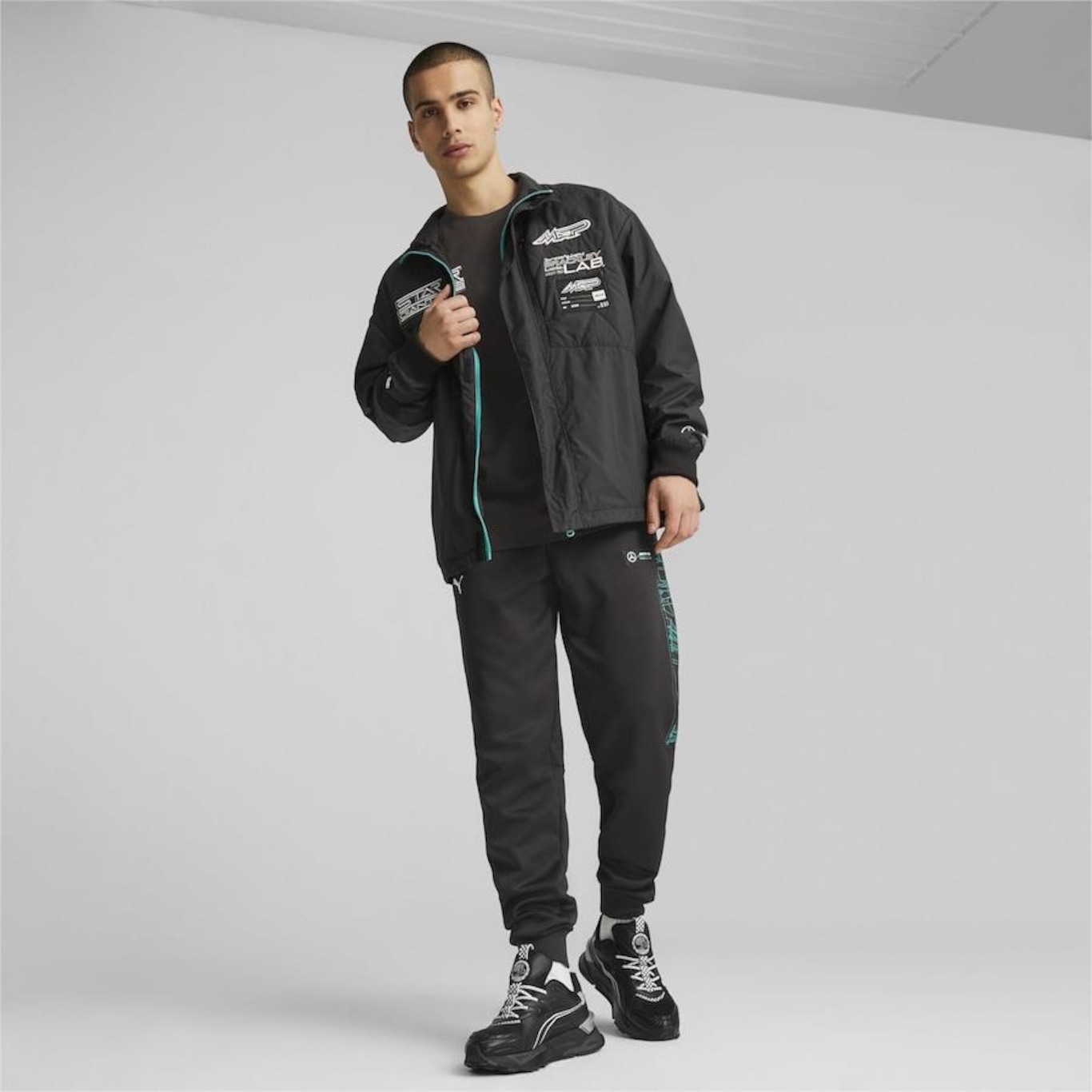 Jaqueta Puma Mercedes-Amg Petronas Motorsport Garage Crew - Masculina - Foto 4