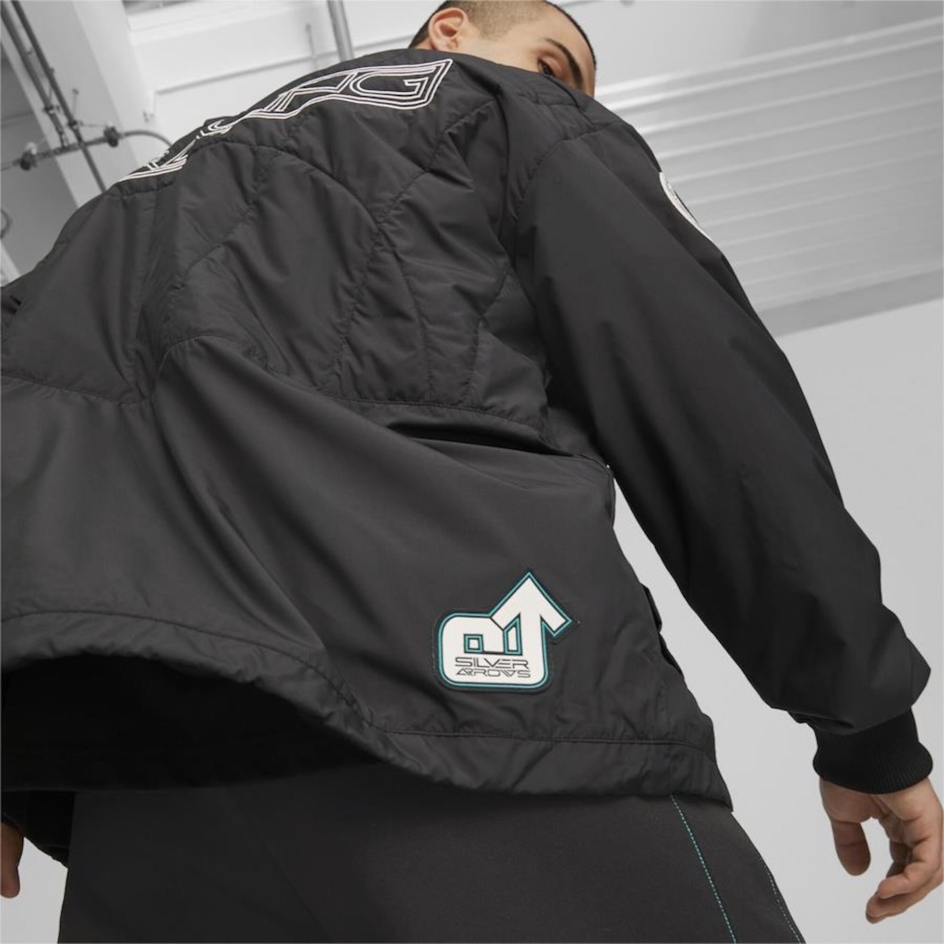 Jaqueta Puma Mercedes-Amg Petronas Motorsport Garage Crew - Masculina - Foto 5