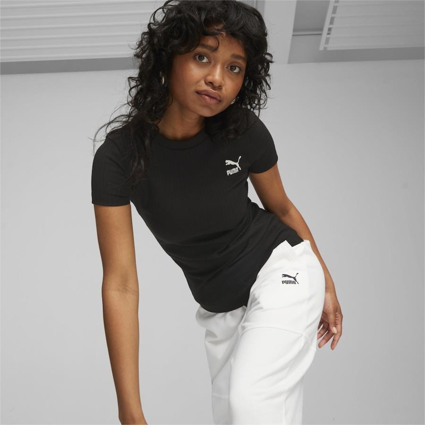 Camiseta Puma Classics Ribbed Slim - Feminina - Foto 4