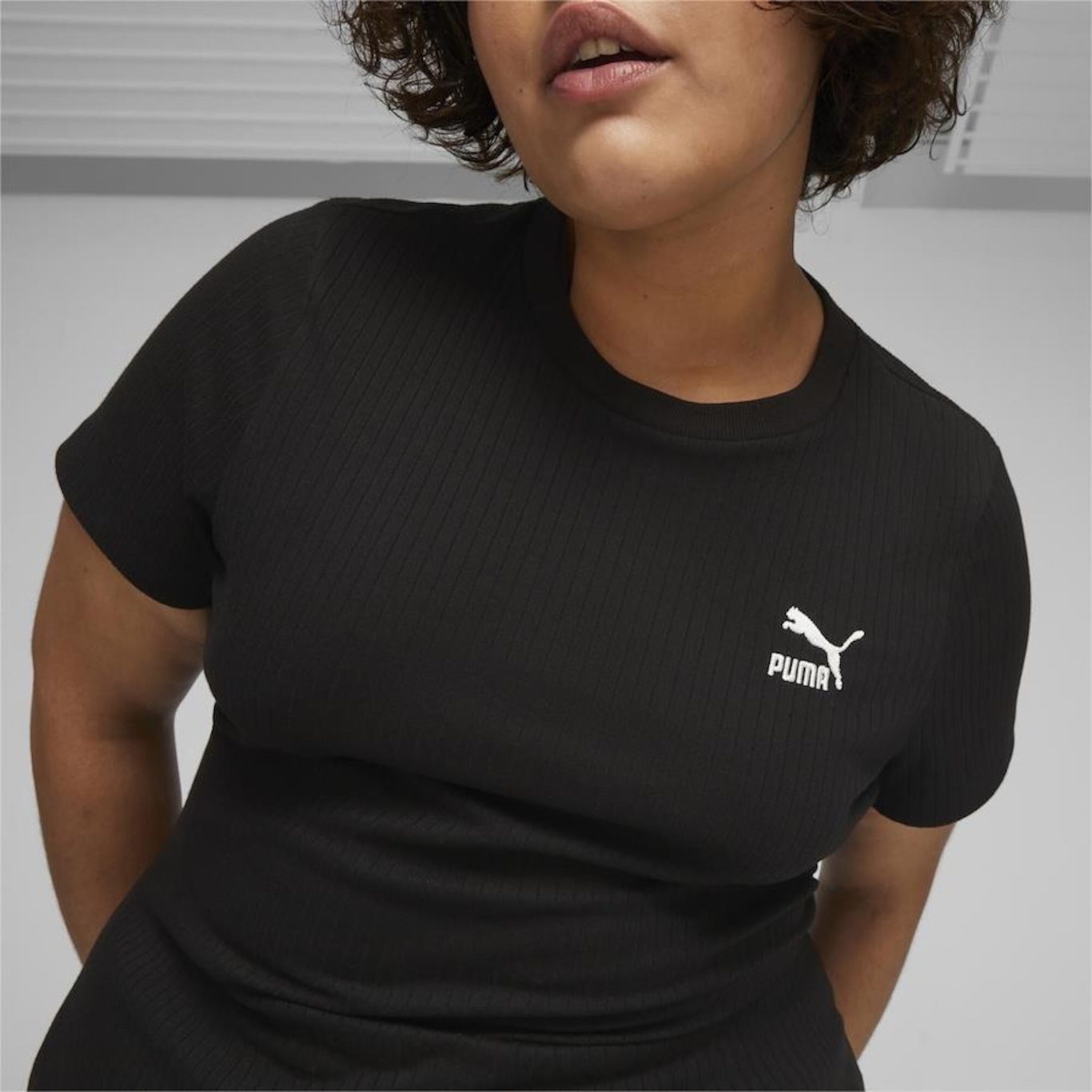 Camiseta Puma Classics Ribbed Slim - Feminina - Foto 6