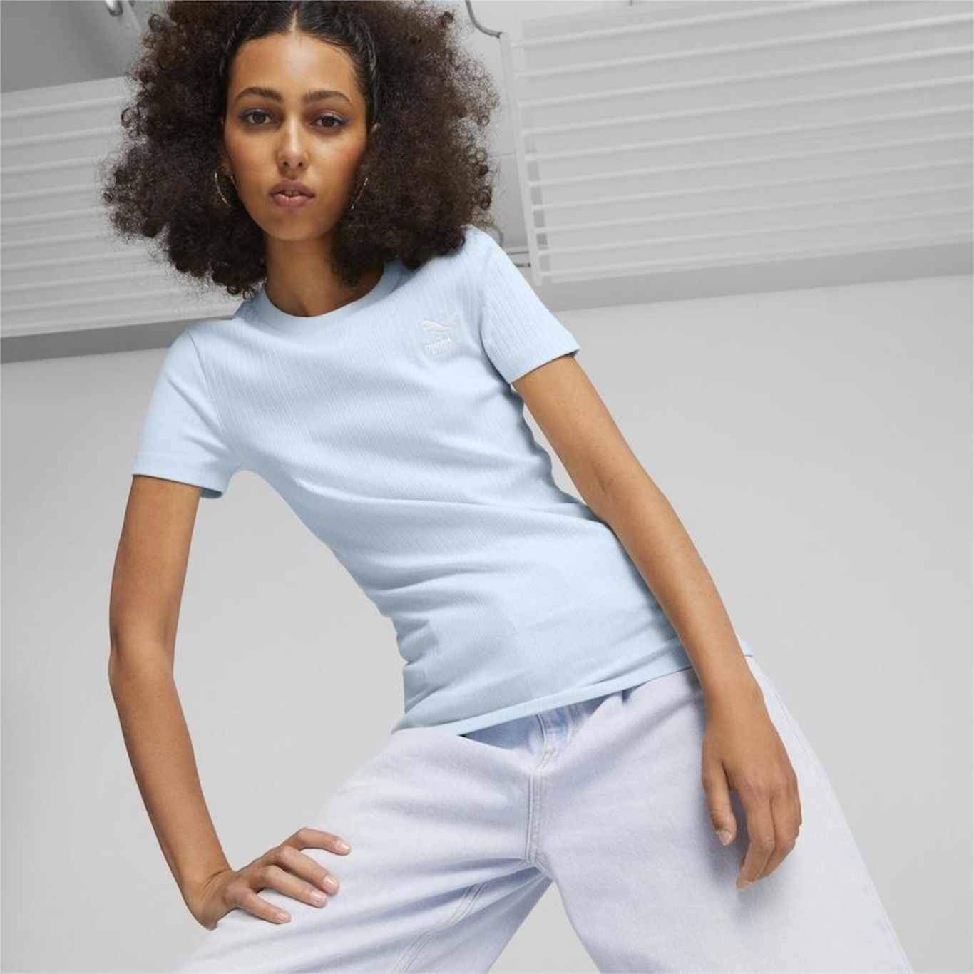 Camiseta Puma Classics Ribbed Slim - Feminina - Foto 3