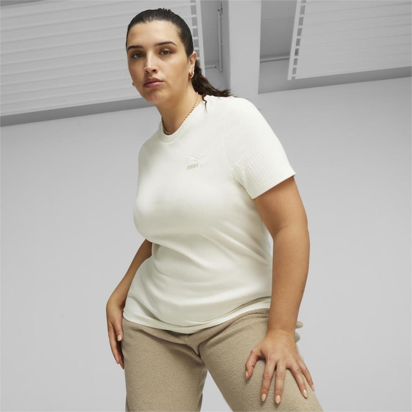 Camiseta Puma Classics Ribbed Slim - Feminina - Foto 4