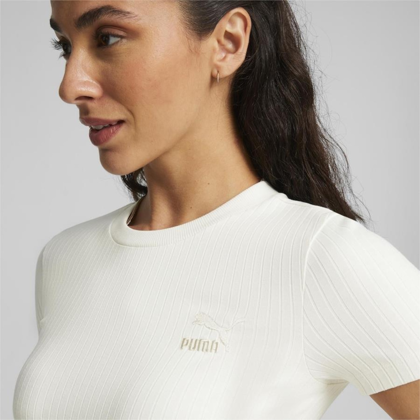 Camiseta Puma Classics Ribbed Slim - Feminina - Foto 6