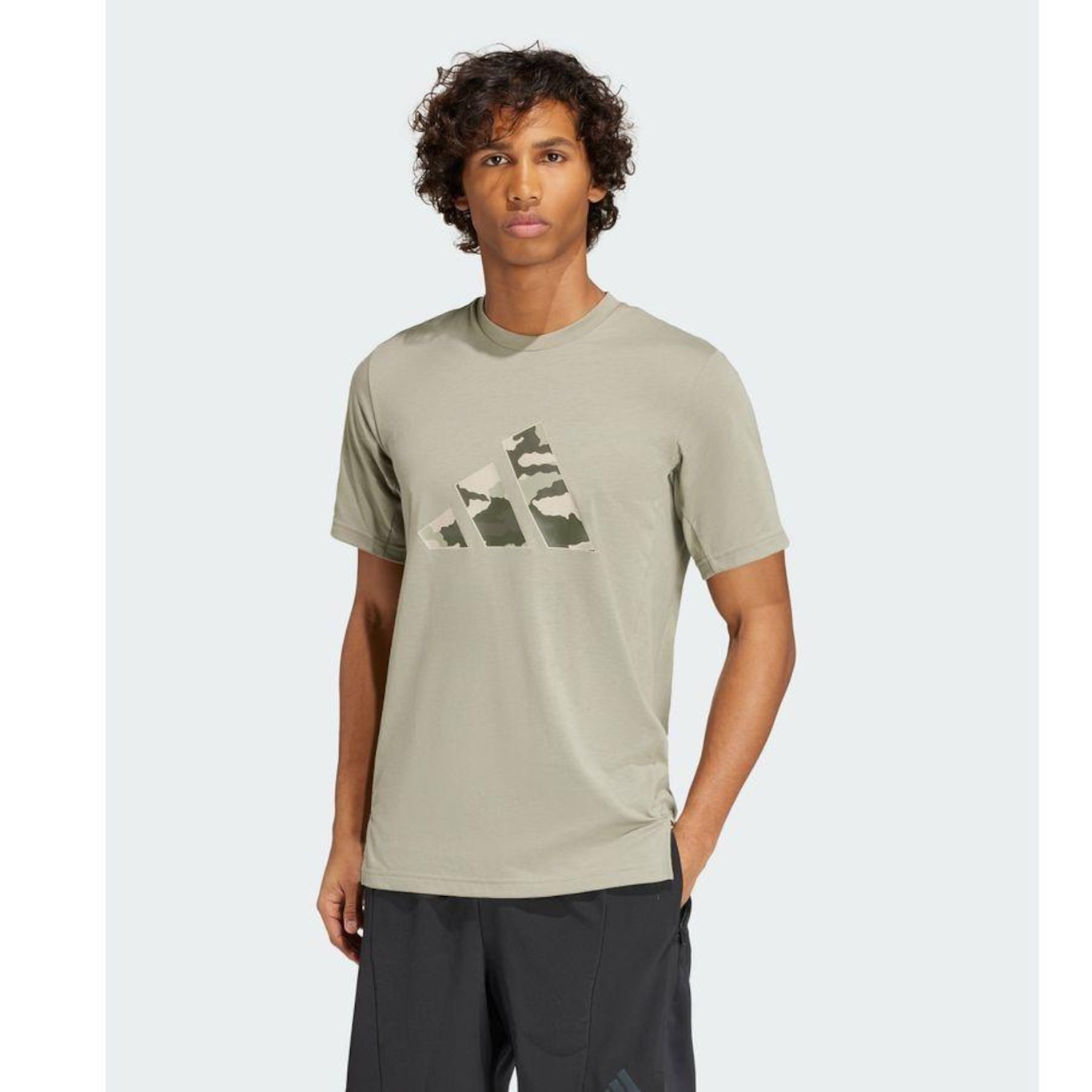 Camiseta adidas Treino Essentials Camo Graphic Logo - Masculina - Foto 2