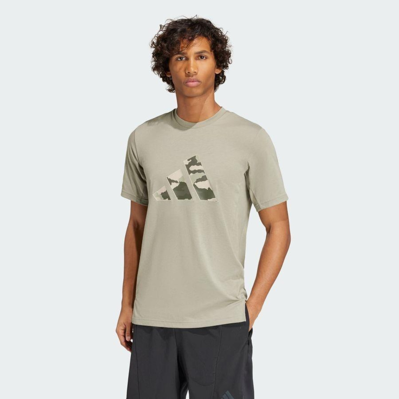 Camiseta adidas Treino Essentials Camo Graphic Logo - Masculina - Foto 3