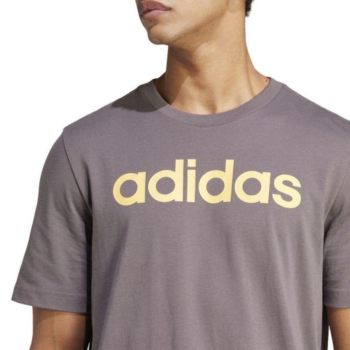 Camiseta adidas Essentials Linear Logo - Masculina - Foto 5