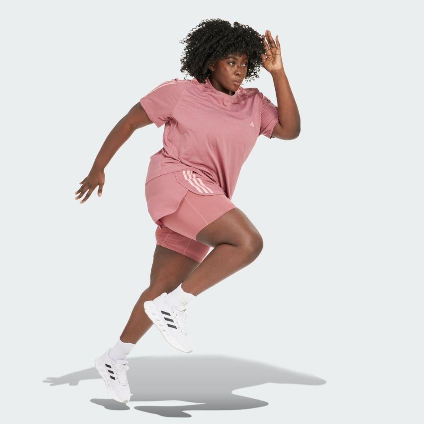 Camiseta adidas Own The Run Três Listras Plus Size - Feminina - Foto 5