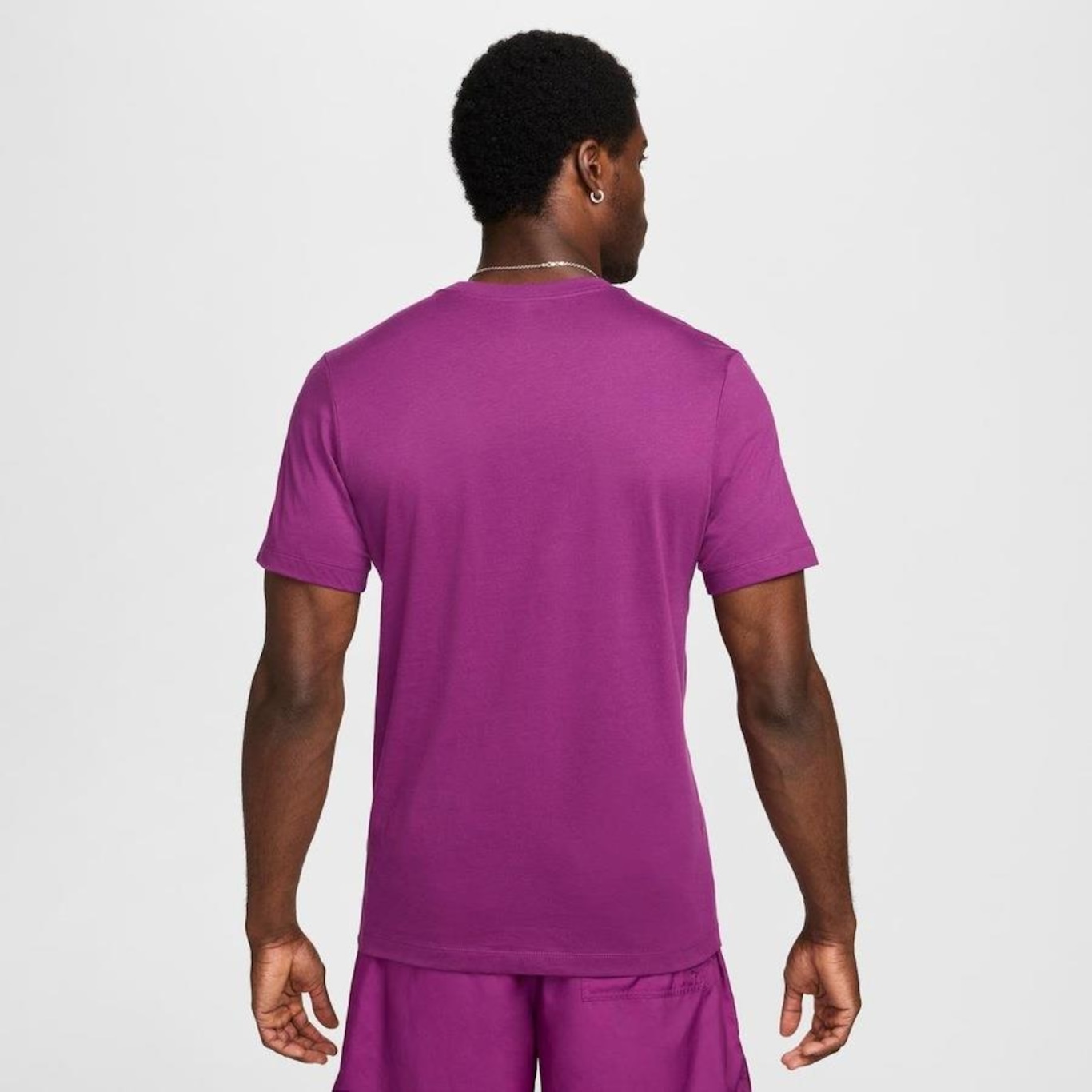 Camiseta Nike Sportswear Club - Masculina - Foto 3