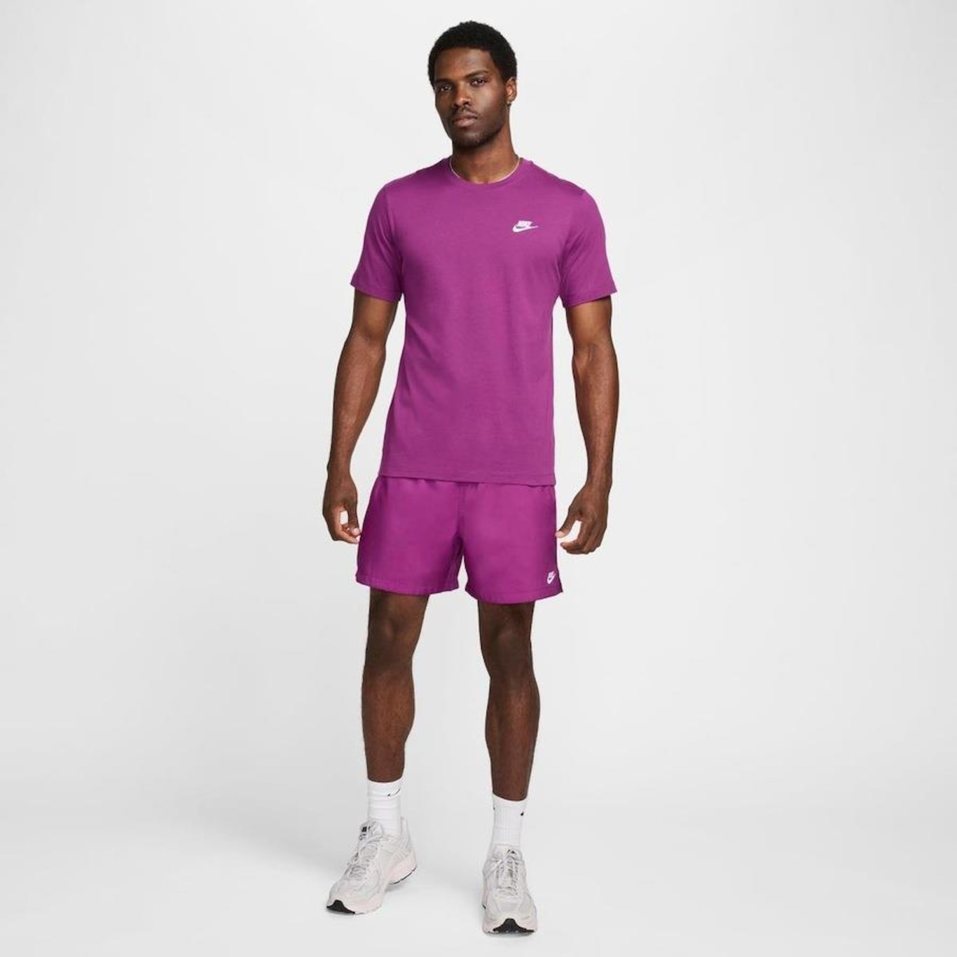 Camiseta Nike Sportswear Club - Masculina - Foto 5