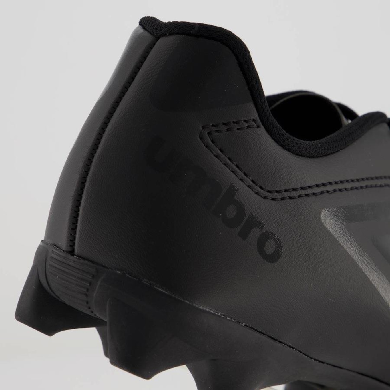 Chuteira de Campo Umbro Class Rb All Black - Adulto - Foto 6