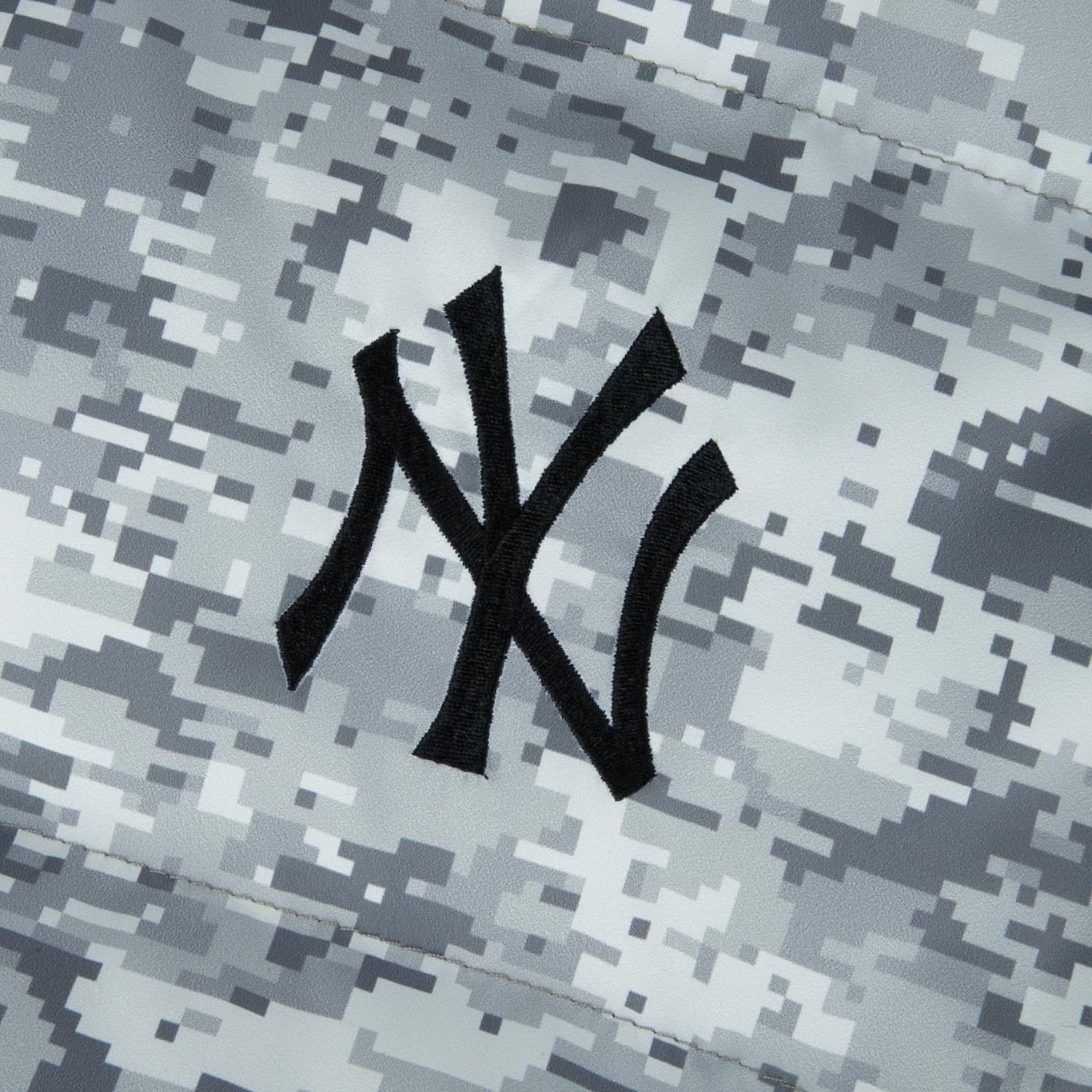 Jaqueta New Era Puffer New York Yankees Core Digital Camo - Masculina - Foto 3