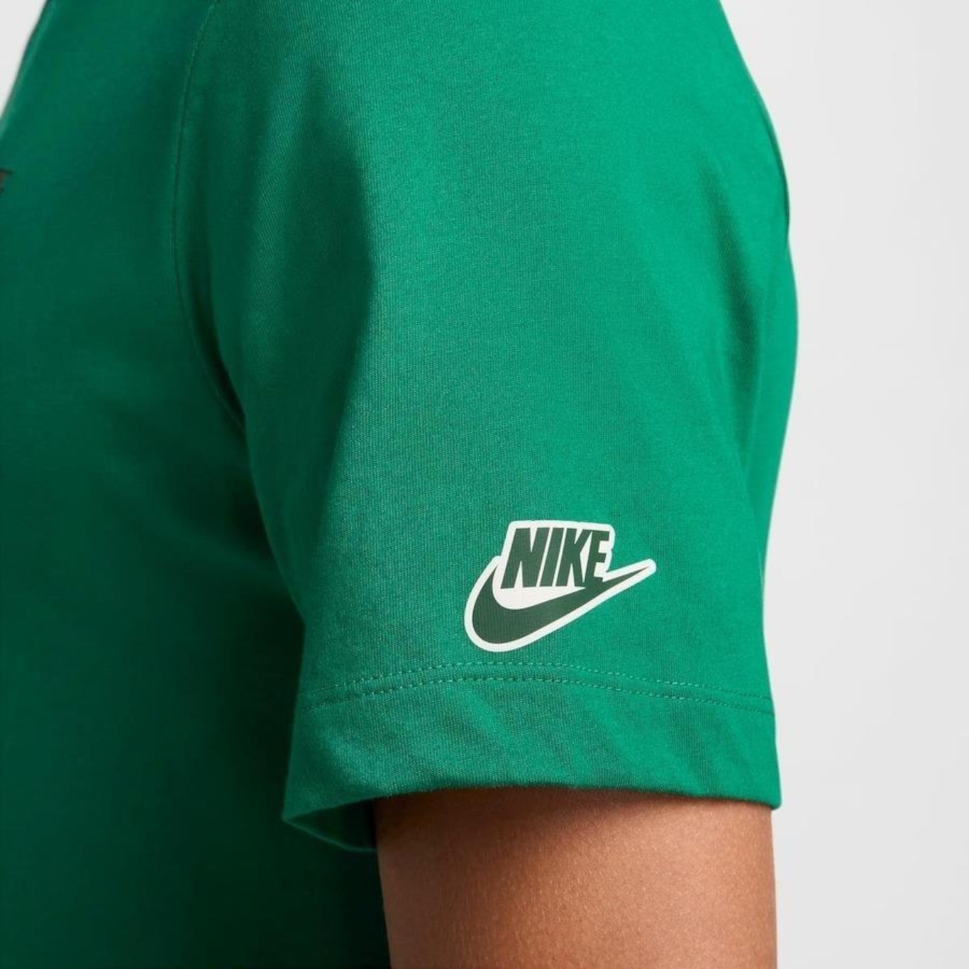 Camiseta Nike Sportswear Essentials - Masculina - Foto 4