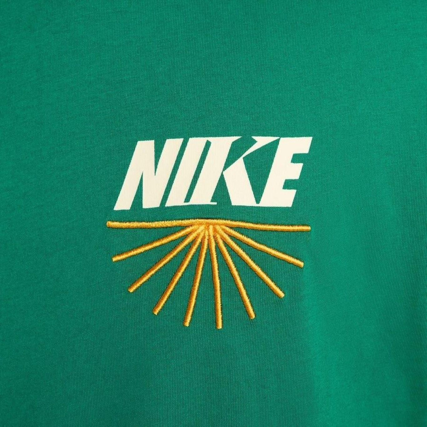 Camiseta Nike Sportswear - Masculina - Foto 4