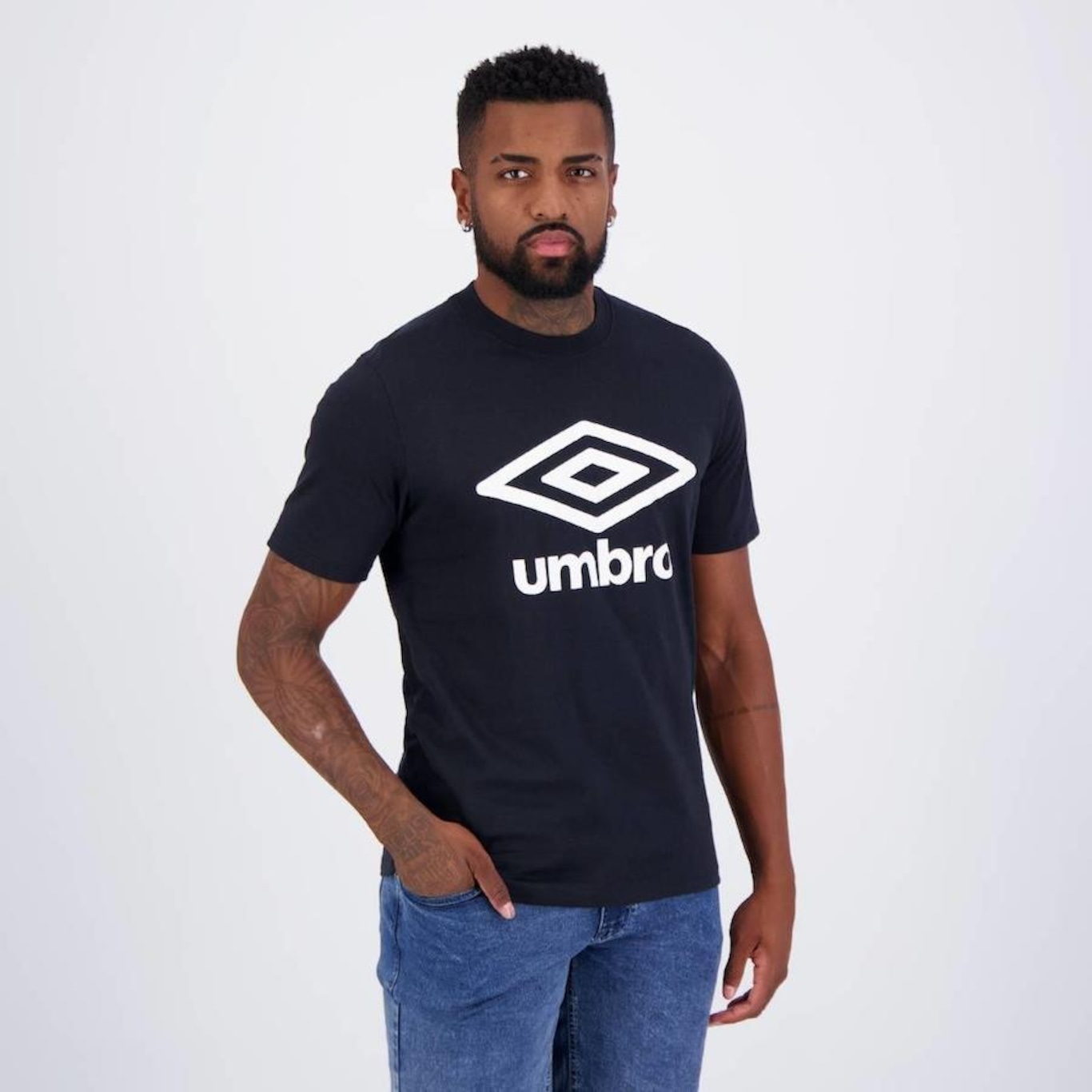 Camiseta Umbro Essential Logo - Masculina - Foto 2