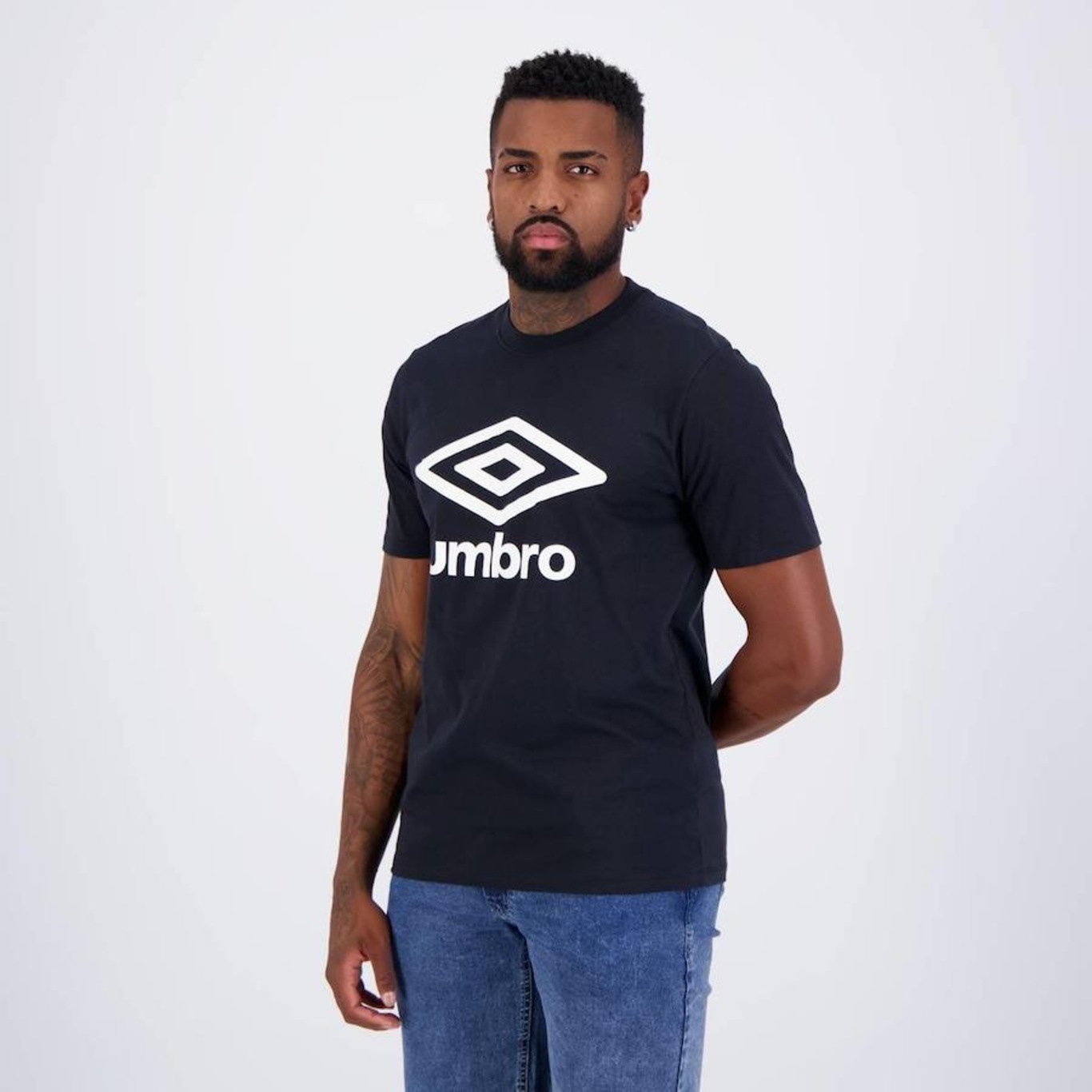 Camiseta Umbro Essential Logo - Masculina - Foto 3