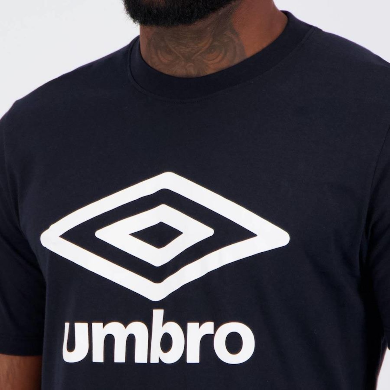 Camiseta Umbro Essential Logo - Masculina - Foto 5