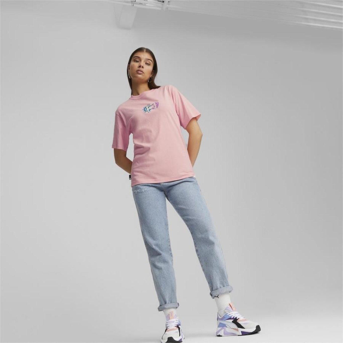 Camiseta Puma Graphic Downtown - Feminina - Foto 4