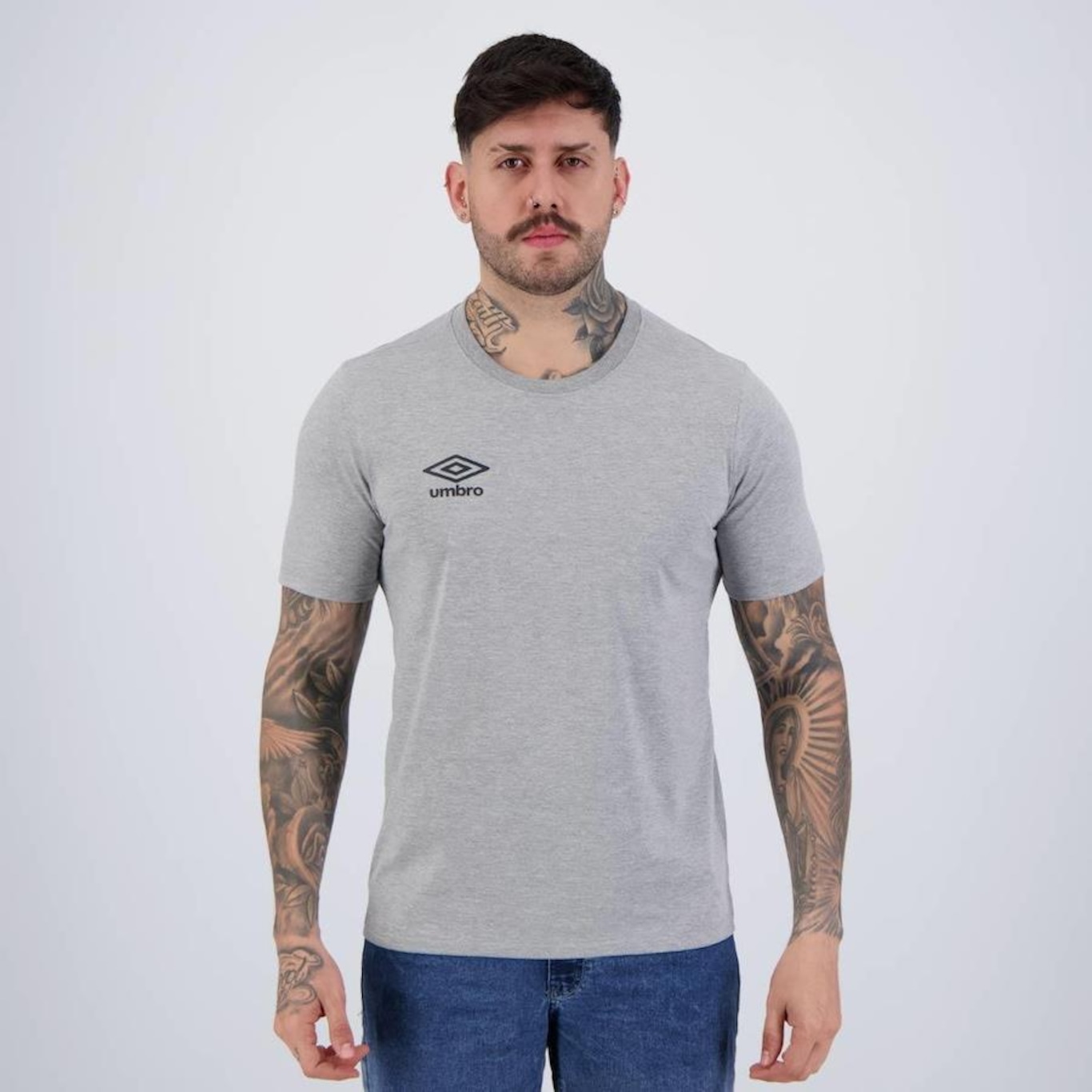 Camiseta Umbro Essential - Masculina - Foto 1