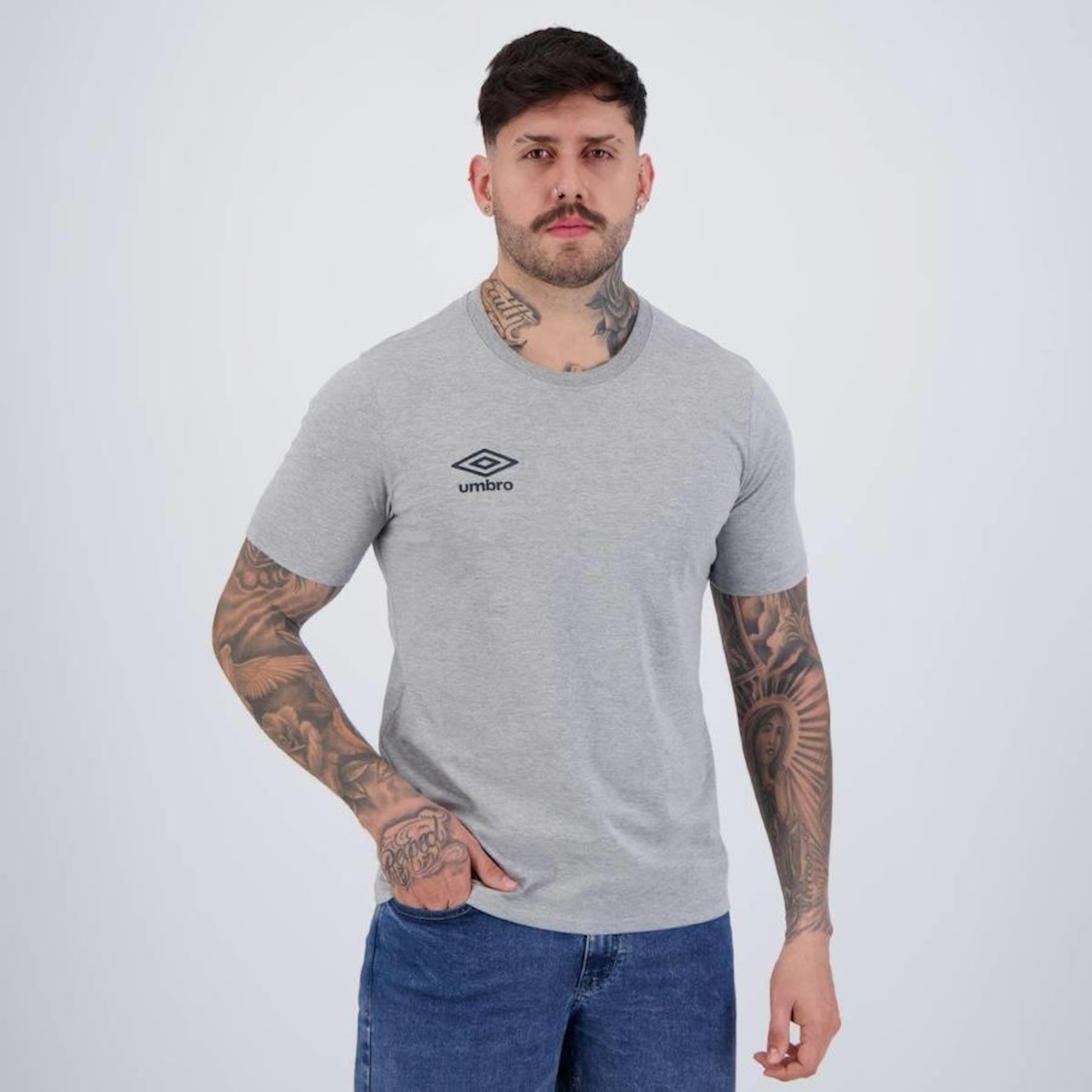 Camiseta Umbro Essential - Masculina - Foto 2