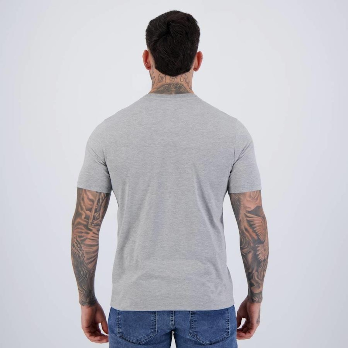 Camiseta Umbro Essential - Masculina - Foto 4