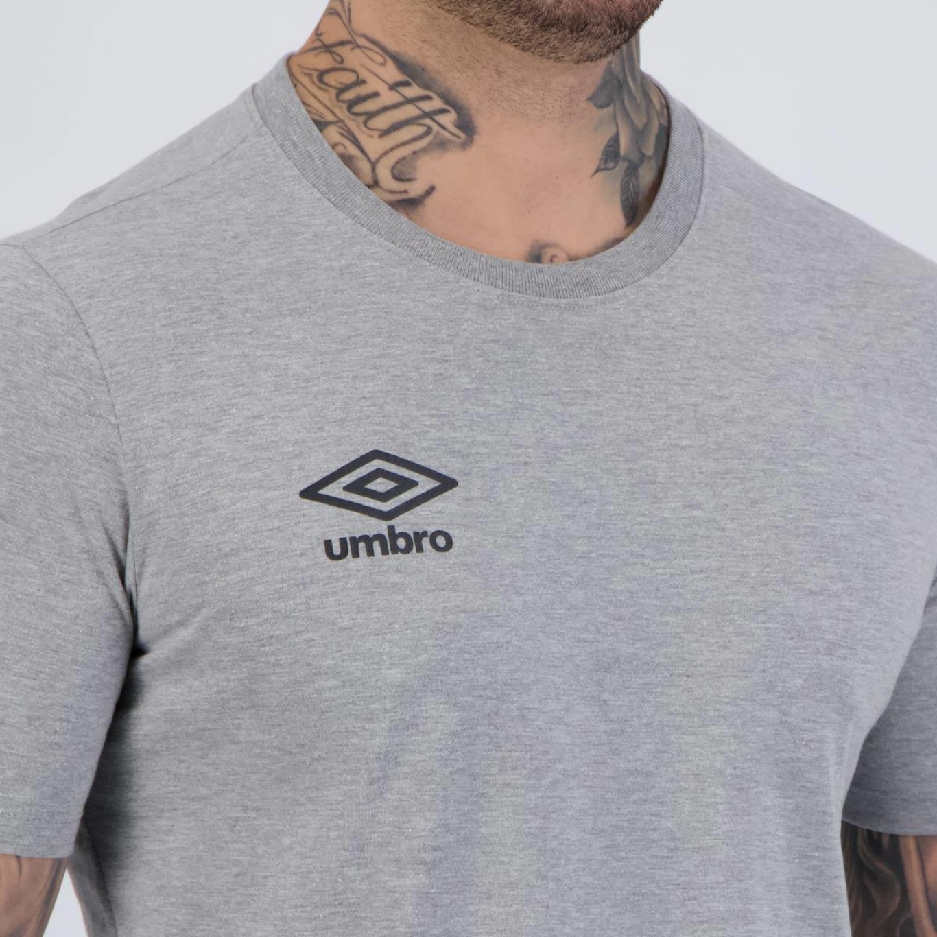 Camiseta Umbro Essential - Masculina - Foto 5