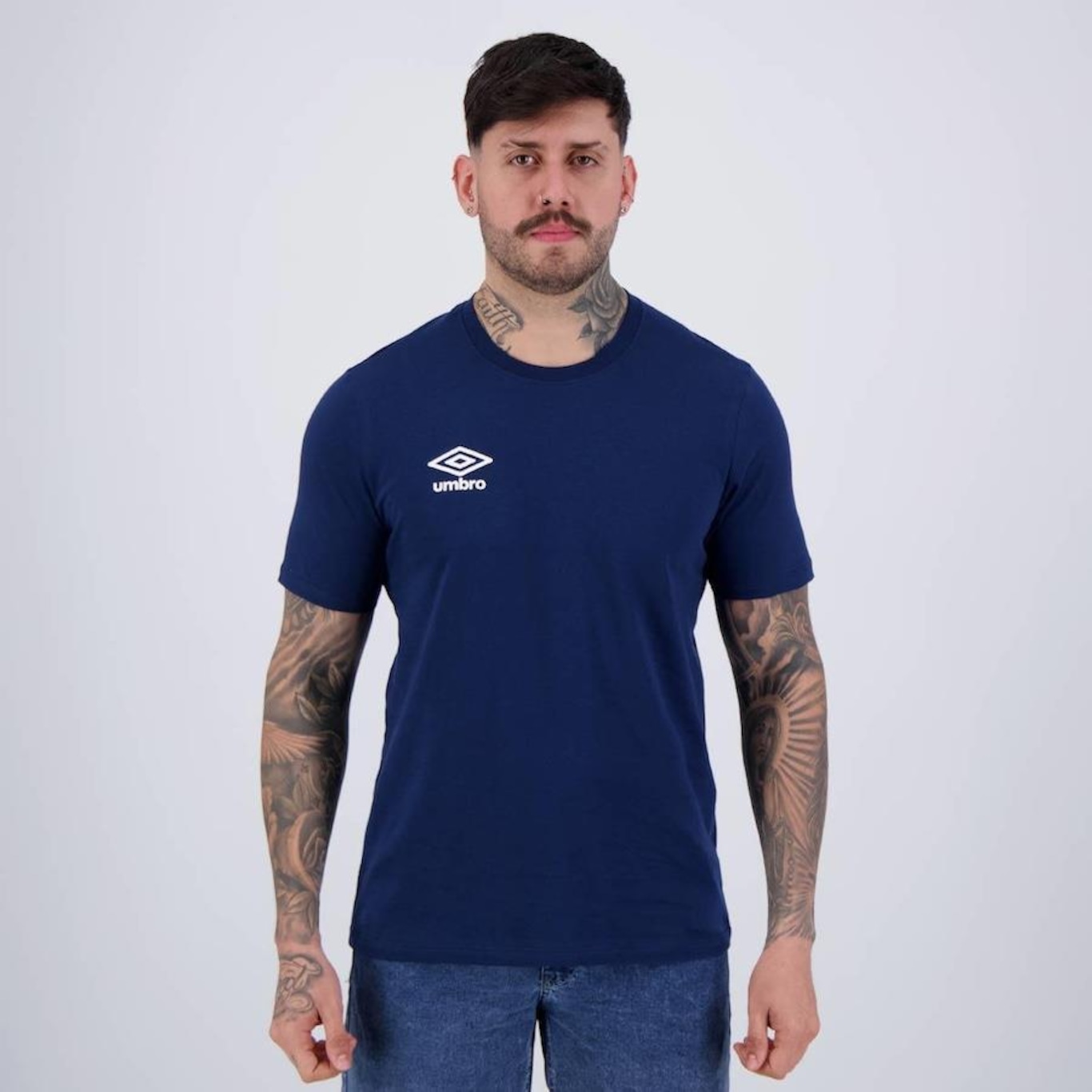 Camiseta Umbro Essential - Masculina - Foto 1