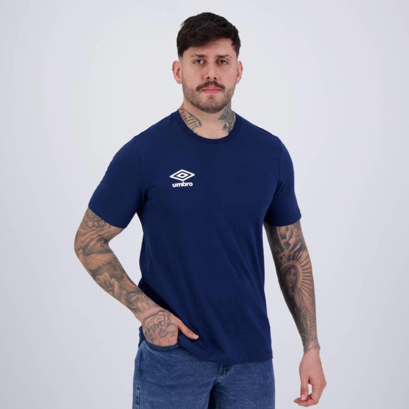 Camiseta Umbro Essential - Masculina - Foto 2