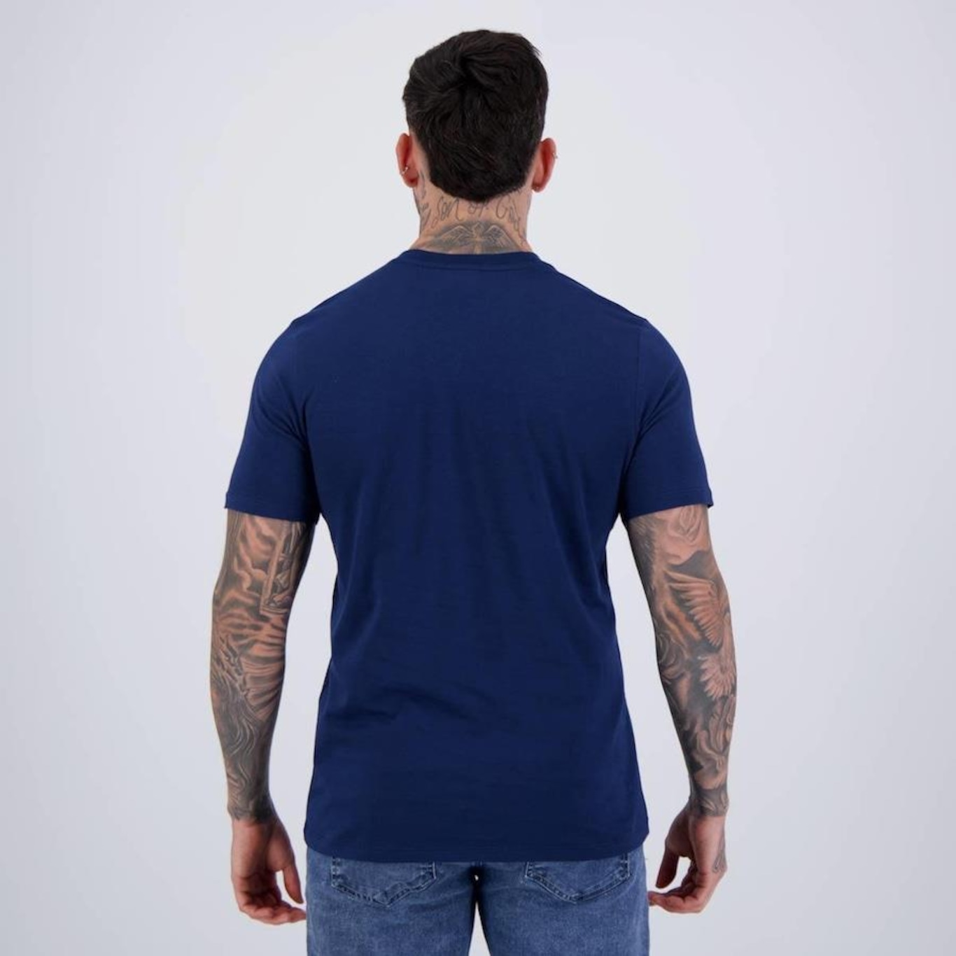 Camiseta Umbro Essential - Masculina - Foto 4