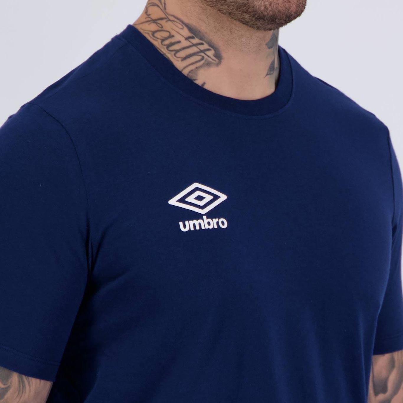 Camiseta Umbro Essential - Masculina - Foto 5