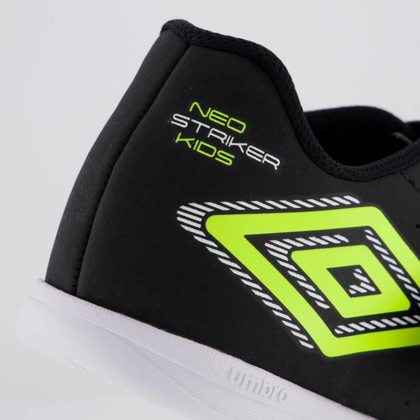 Chuteira Futsal Umbro Neo Striker - Infantil - Foto 6