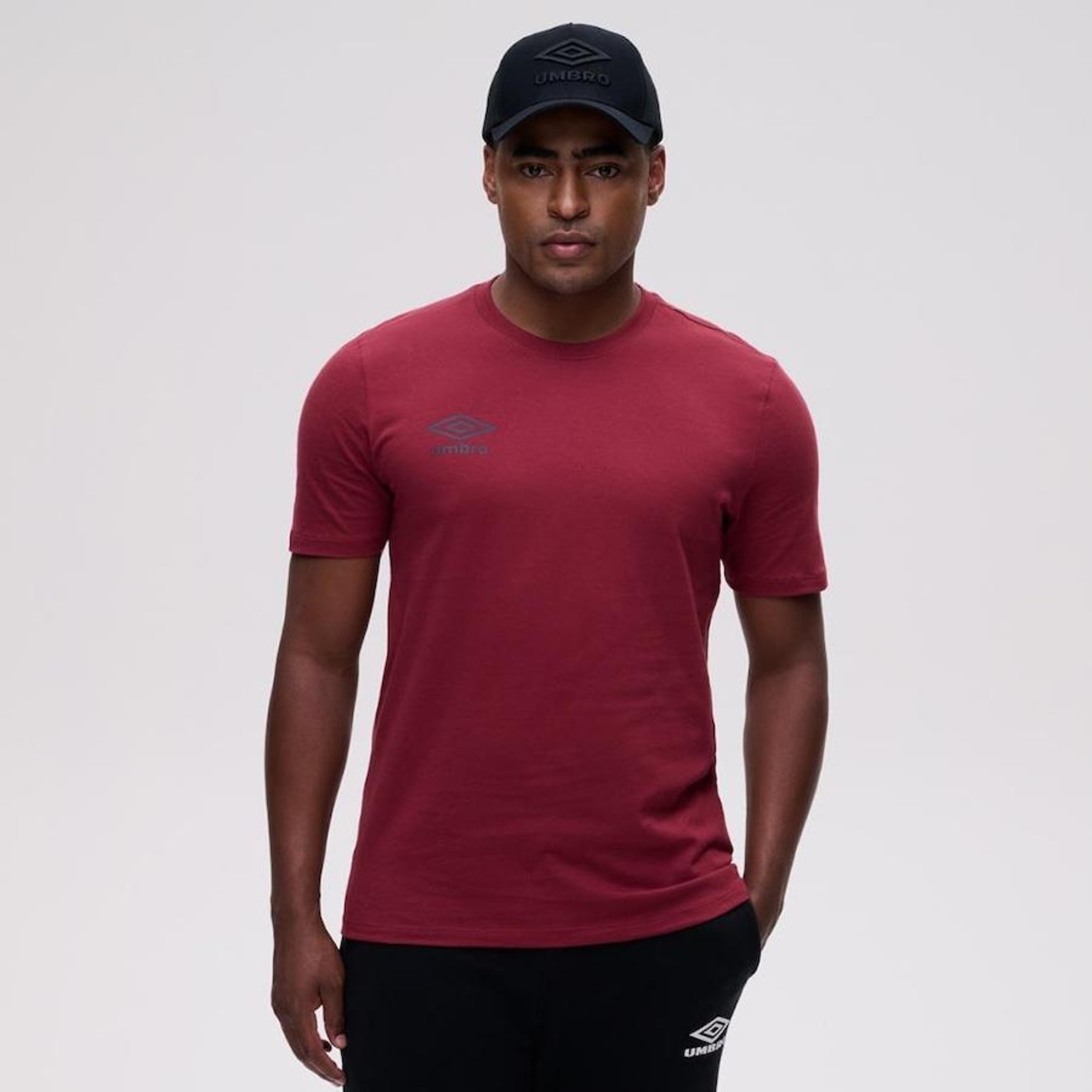 Camiseta Umbro Essential - Masculina - Foto 1