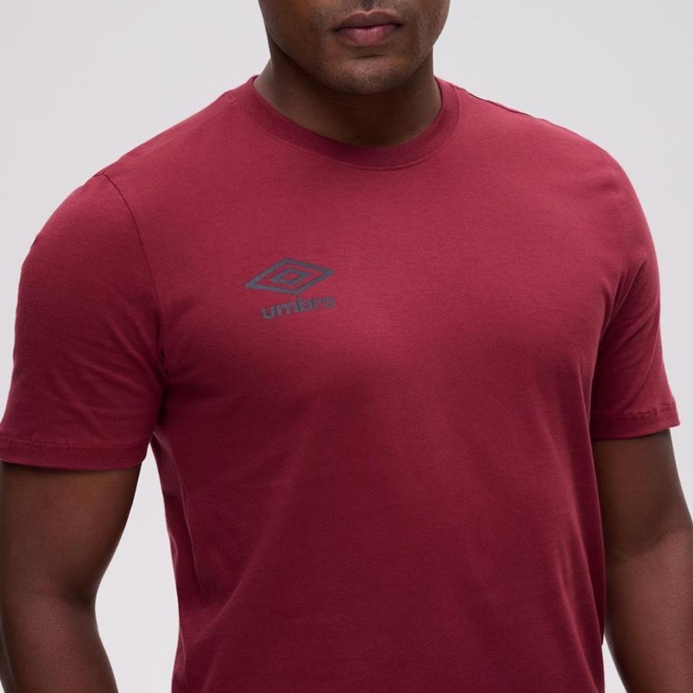 Camiseta Umbro Essential - Masculina - Foto 4