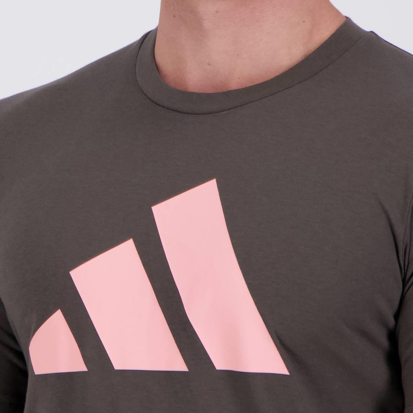 Camiseta adidas Essentials Logo - Masculina - Foto 5