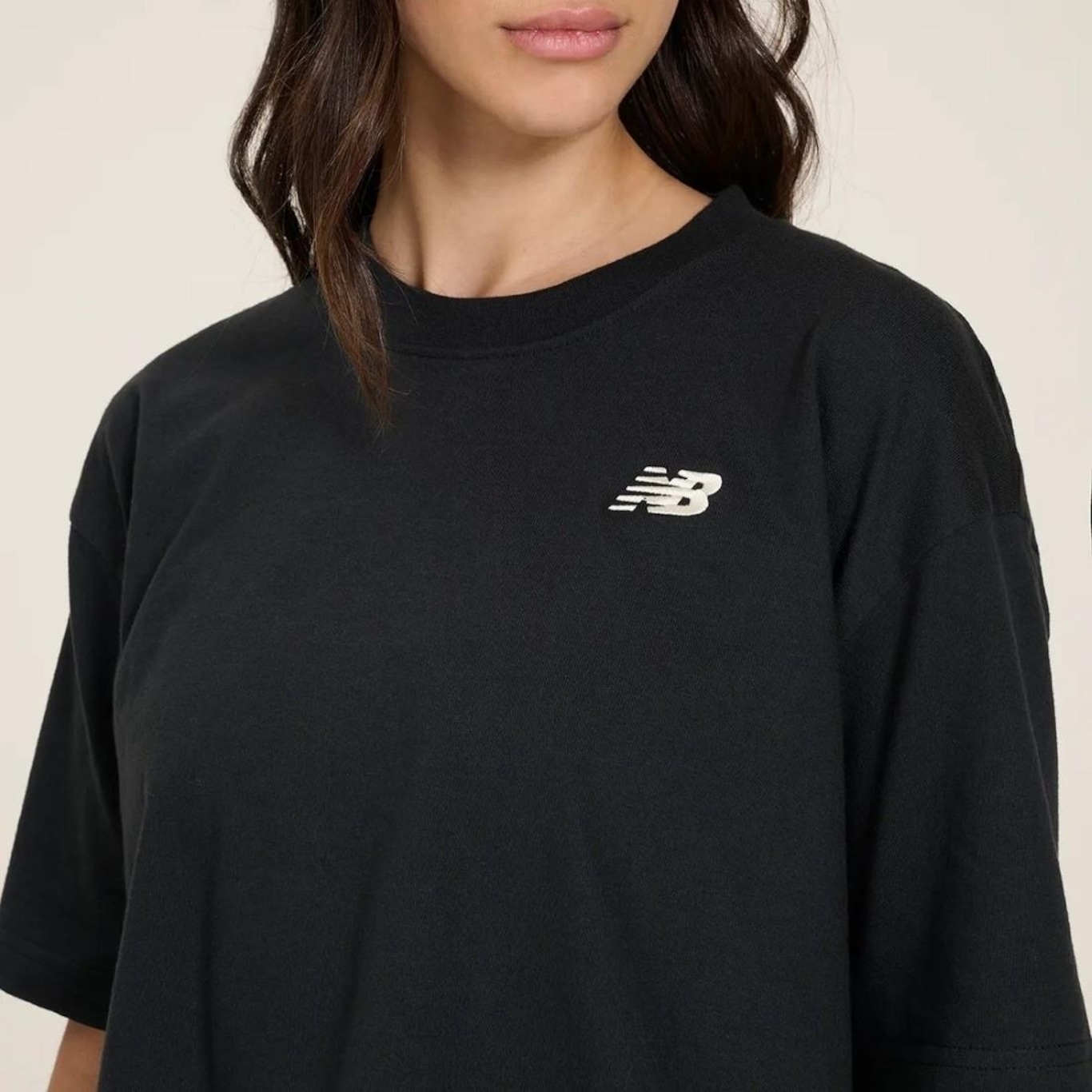 Camiseta Cropped New Balance Small Logo - Feminina - Foto 4