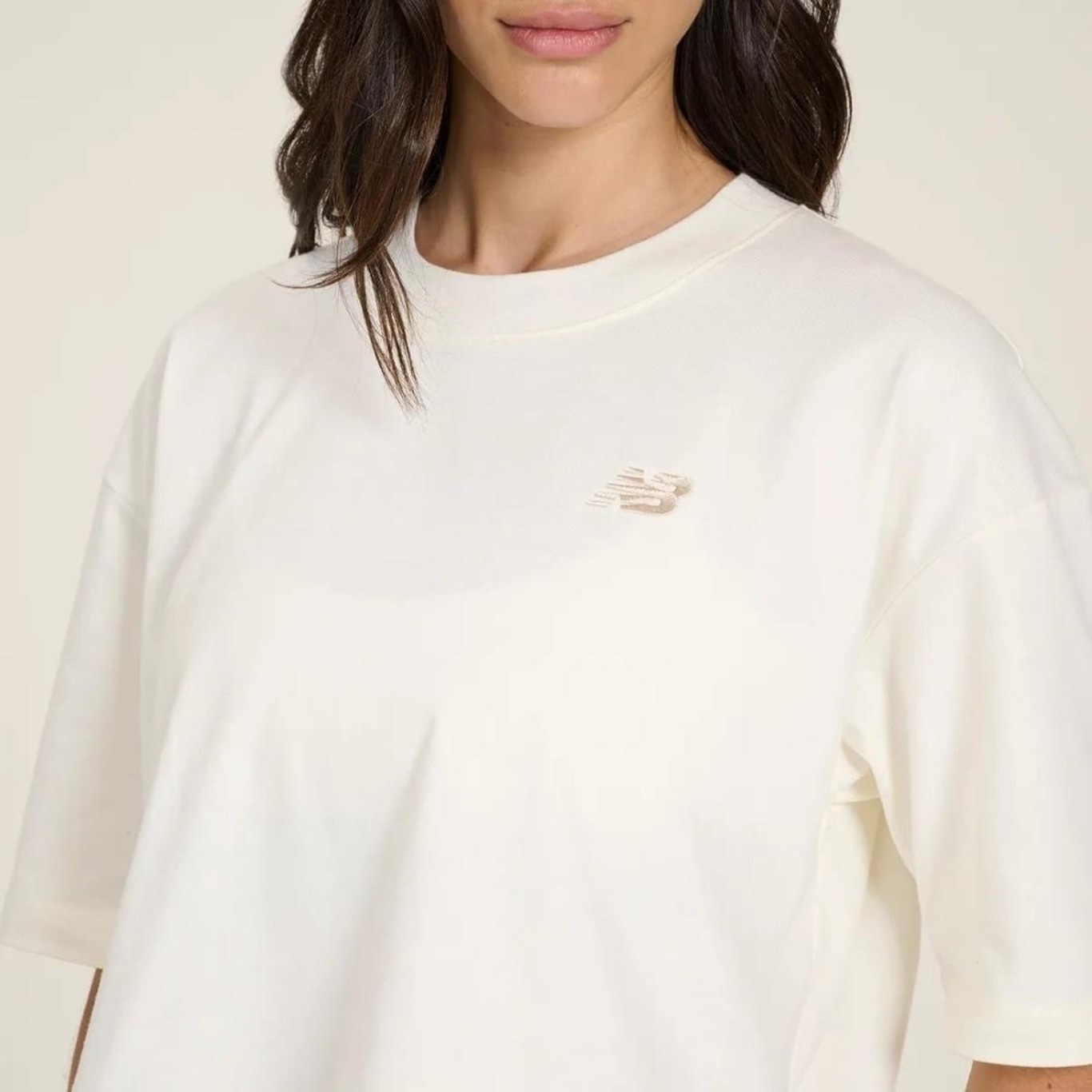 Camiseta Cropped New Balance Small Logo - Feminina - Foto 3