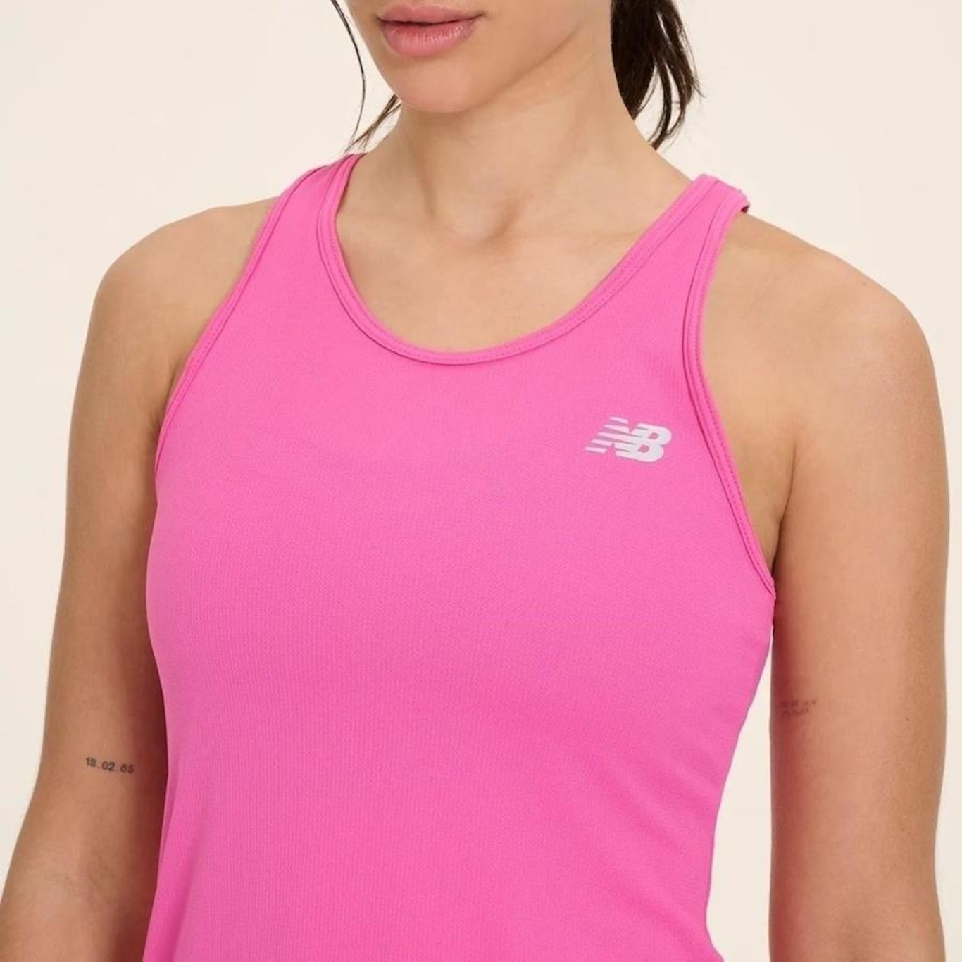 Camiseta Regata New Balance Sport Essentials - Feminina - Foto 4