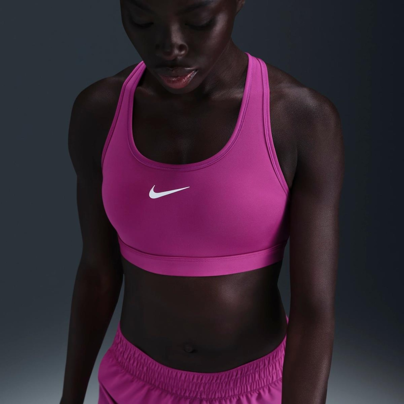 Top Fitness Nike Swoosh - Feminino - Foto 1