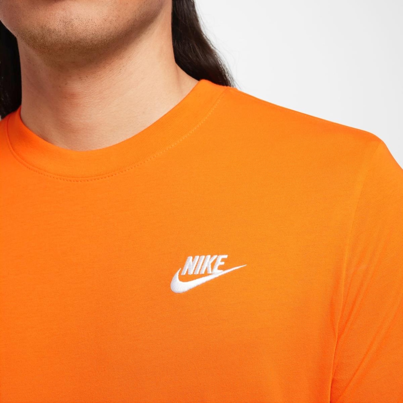 Camiseta Nike Sportwear Club - Masculina - Foto 4